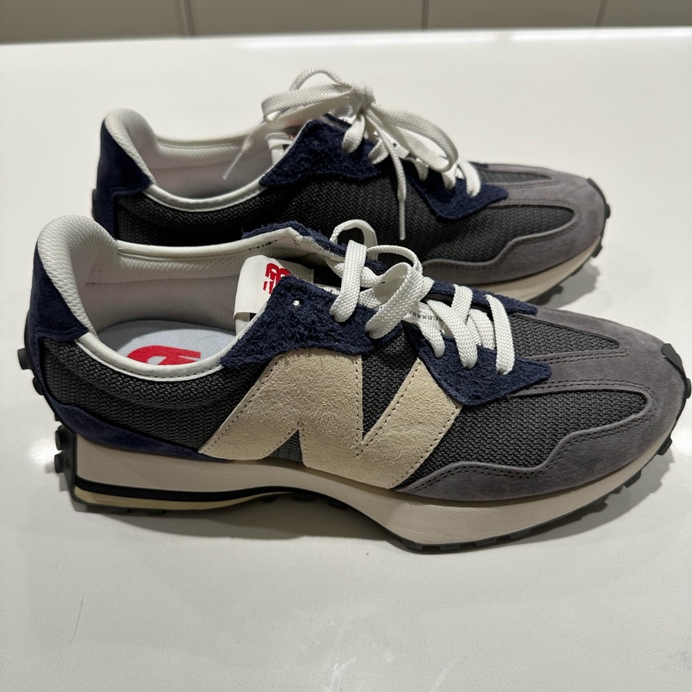 NEW Never worn New Balance 327.